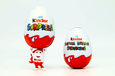 Pescara, İtalya 30 Kasım 2019 Kinderino Yumurta Maskotu ile Kinderino Sürpriz Çikolatalı Yumurta. Kinder Surprise, Ferrero tarafından İtalya 'da üretilen bir üründür.