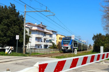 Pescara, İtalya 18 Nisan 2022: Trenitalia, İtalya 'dan Şehirler Arası İtalyan Treni