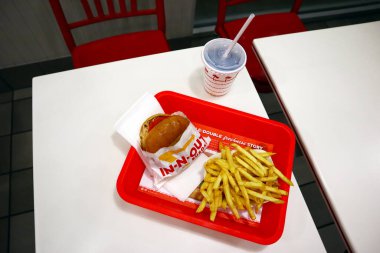 Los Angeles, California - 10 Ekim 2019: In-N-Out Burger Hamburger ve patates kızartması fast-food restoranının içindeki masada bir tepside.