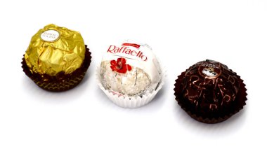 Roma, İtalya 10 Kasım 2021: Ferrero Rocher, Rondnoir ve Raffaello premium çikolata