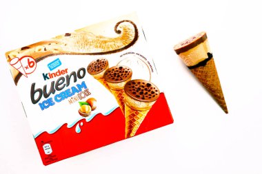 Pescara, İtalya 7 Mayıs 2020 Kinder Bueno Dondurması. Kinder, Ferrero 'nun bir gıda ürünüdür. Kinder Dondurması, Ferrero ve Unilever arasındaki bir işbirliğidir.