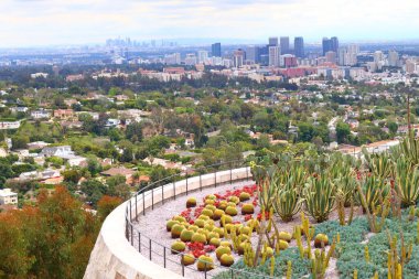 Los Angeles, Kaliforniya - 10 Mayıs 2019: The Getty Center Museum, South Promontory, Cactus Garden 'dan Los Angeles manzarası