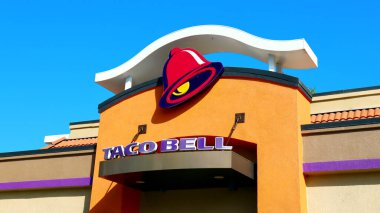 Los Angeles, Kaliforniya 10 Ekim 2019 TACO Fast food restoranı. Taco Bell, Meksika 'da taco, burrito, quesadilla ve nachos içeren değişik yemekler sunar.