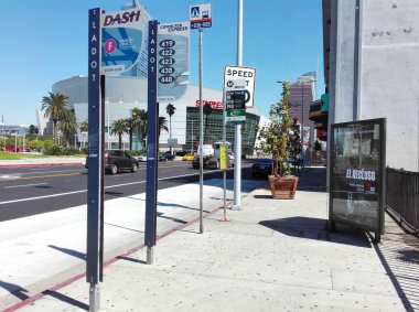LOS ANGELES, California - 14 Eylül 2018: Metro, LADOT Transit DASH ve Los Angeles Saples Center 'daki banliyö otobüs durağı