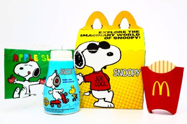 Los Angeles, Kaliforniya 2 Aralık 2019 McDonald 's Happy Meal karton kutusunda SNOOPY a Peanuts Characters. McDonald 's bir fast food restoran zinciri.
