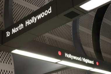 Hollywood, California - 6 Ekim 2019: Hollywood / Highland Metro İstasyonu 'nun raylarında. Hollywood / Highland 'dan Union İstasyonuna