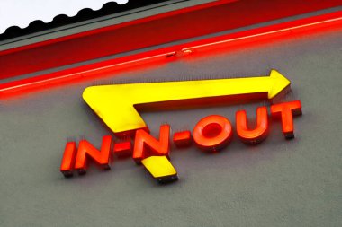 Hollywood, California - 6 Ekim 2019 Hollywood Sunset Bulvarı 'nda In-N-Out BURGER. Öncelikli olarak Güneybatı ve Pasifik Sahili 'nde konumları olan Amerikan Fast Food Restoranlar zinciri.