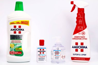 Pescara, İtalya 27 Şubat 2020: AMUCHINA gel XGERM El Dezenfektanı ve ev temizlik deterjanı. AMUCHINA, ACRAF ANGELINI Pharma 'nın İtalyan markasıdır.