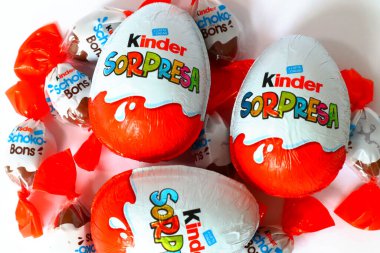 Pescara, İtalya 18 Temmuz 2019 Kinder Schoko-Bons Çikolatası. Kinder, Ferrero tarafından İtalya 'da üretilen bir üründür.