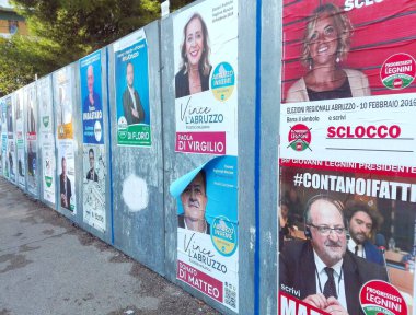Pescara, İtalya - 26 Ocak 2019: ABRUZZZO Bölgesel ELEKsiyonları için Seçim Duvarı Posterleri 10 Şubat 2019