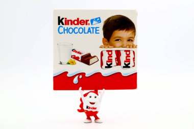 Pescara, İtalya 30 Kasım 2019 Kinderino Yumurta Maskotlu Kinder Sürpriz Çikolata Çubukları. Kinder, Ferrero tarafından İtalya 'da üretilen bir üründür.