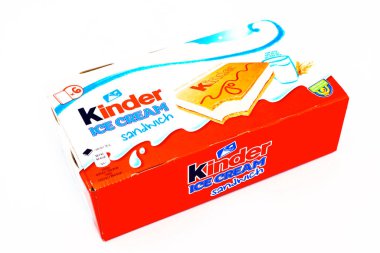 Pescara, İtalya 7 Mayıs 2020 Kinder Sandviç Dondurması. Kinder, Ferrero 'nun bir gıda ürünüdür. Kinder Dondurması, Ferrero ve Unilever arasındaki bir işbirliğidir.