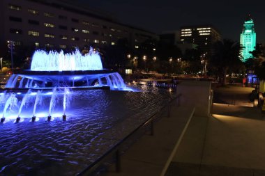 Los Angeles, Kaliforniya - 14 Mayıs 2019: Los Angeles Şehir Merkezi 'ndeki Grand Park Çeşmesi' nden Belediye Binası manzarası