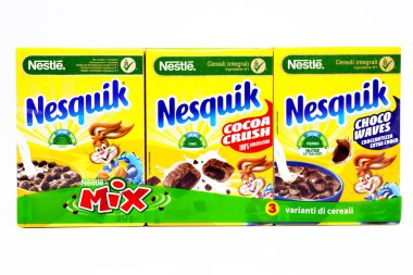 Pescara, İtalya 8 Şubat 2021: NESQUIK Nestle Mix Mısır gevreği kutuları