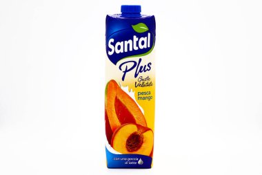 Pescara, İtalya 18 Aralık 2019, Santal Juice. Santal, Lactalis Group üyesi Parmalat 'ın bir İtalyan meyve suyu ve nektar ürünüdür.