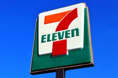 Los Angeles, Kaliforniya - 10 Ekim 2019: 7-ELEVEN İşareti, meşhur bakkal Gıda