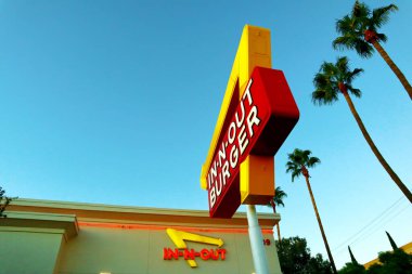 Hollywood, California - 6 Ekim 2019 Hollywood Sunset Bulvarı 'nda In-N-Out BURGER. Öncelikli olarak Güneybatı ve Pasifik Sahili 'nde konumları olan Amerikan Fast Food Restoranlar zinciri.