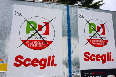 Pescara, İtalya Eylül 2022: İtalya 'da 25 Eylül 2022 genel seçimleri için Siyasi Partilerin duvar posterleri