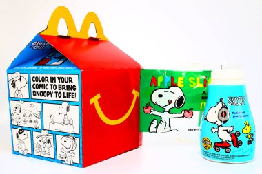 Los Angeles, Kaliforniya 2 Aralık 2019 McDonald 's Happy Meal karton kutusunda SNOOPY a Peanuts Characters. McDonald 's bir fast food restoran zinciri.