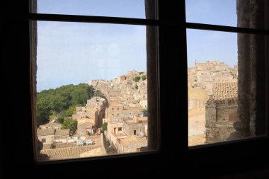 Erice, Sicilya (İtalya) - 3 Temmuz 2022: Real Chiesa Madrice Insigne Collegiata (Real Chiesa Madrice Insigne Collegiata) 1314 yılında inşa edildi.