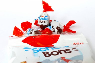 Pescara, İtalya 18 Temmuz 2019 Kinder Schoko-Bons Çikolatası. Kinder, Ferrero tarafından İtalya 'da üretilen bir üründür.