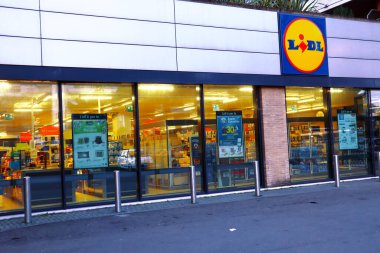 Roma, İtalya 17 Mart 2022 LIDL Supermarket. Lidl bir Alman süpermarket zinciri.