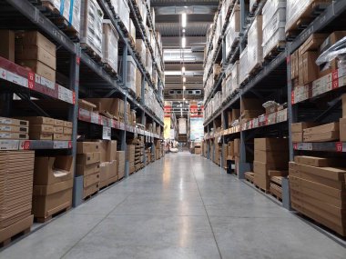 San Giovanni Teatino, İtalya 26 Nisan 2022: İtalya 'daki IKEA mağazasının iç görünümü. Ikea dünyanın en büyük mobilya perakendecisi ve mobilya montajı için hazır satıyor. İnsan Yok