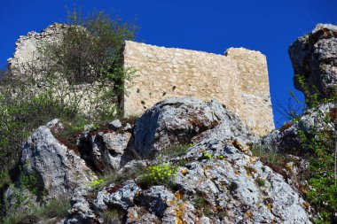 Rocca Calascio Kalesi dağın tepesindeki bir kaledir.