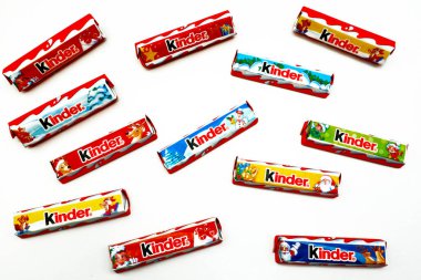 Pescara, İtalya 26 Kasım 2019: Noel Teması 'nda Kinder Çikolataları. Kinder, Ferrero tarafından İtalya 'da üretilen bir gıda ürünüdür.