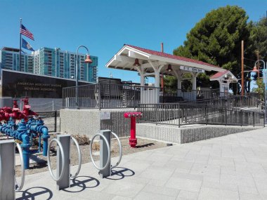 LOS ANGELES, California - 15 Eylül 2018: SAN PEDRO 6. St. Los Angeles Limanı Silver Line Metro İstasyonu yapım aşamasında