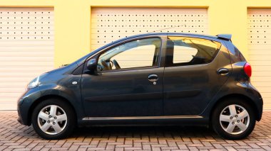Roma, İtalya 27 Ağustos 2021: Toyota Aygo model yılı 2005 (ilk nesil - AB10), 5 kapılı 1.0 SOL MMMT Paketi