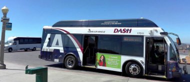 LOS ANGELES, California - 17 Eylül 2018: Los Angeles LADOT Transit DASH otobüs ve otobüs durağı Griffith Gözlemevi