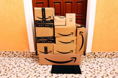 Amazon paketleri, kutular kapıya teslim edilecek.