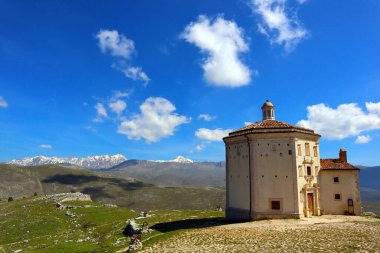 İtalya 'nın Abruzzo kentindeki Rocca Calascio kalesine yakın Santa Maria Della Piet