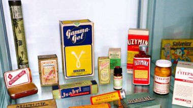 Eczane, sergilenen eski ilaçlar. 