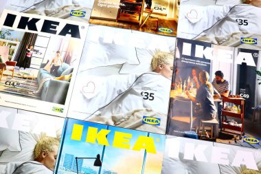 Pescara, İtalya 7 Eylül 2019: IKEA Katalogları. IKEA dünyanın en büyük mobilya perakendecisi ve mobilya montajına hazır satıyor..