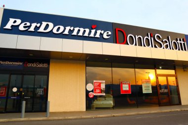 San Giovanni Teatino, İtalya 27 Mart 2022: Dondi Salotti mağazası, el yapımı kanepeler ve koltuklar, İtalya yapımı