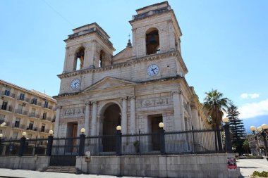 The Duomo of Giarre, 1794 yılında inşa edilmiş bir neo-klasik katedraldir ve Madrid 'in patronu İspanyol Aziz Isidore' a ithaf edilmiştir..