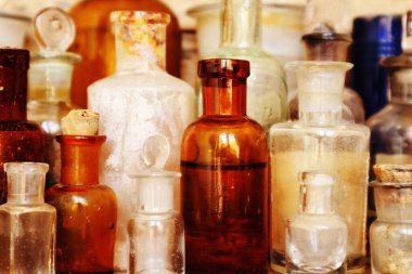 Antika eczane, eski ilaçlar, şişeler.