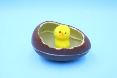 Komik bir piliçle Paskalya Kompozisyonu