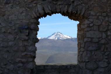 Rocca Calascio, deniz seviyesinden 1512 metre yükseklikteki ortaçağ kalesi. Rocca Calascio Kalesi İtalya 'nın Abruzzo bölgesindeki Gran Sasso Ulusal Parkı' nda yer almaktadır.