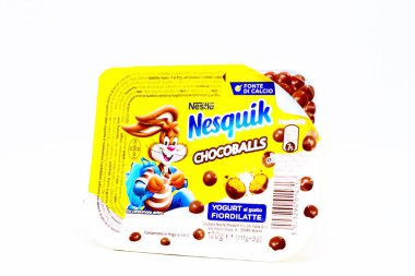 Pescara, İtalya 26 Aralık 2019: Mısır gevrekli NESQUIK Çikolatalı Yoğurt. Nesquik bir Nestle markası.