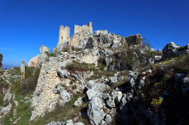 Rocca Calascio Kalesi dağın tepesindeki bir kaledir.