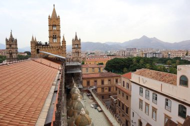 Palermo Katedrali ya da Cattedrale di Palermo arka planda çan kuleleri olan 