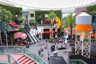 Universal City Los Angeles, Kaliforniya - 8 Mayıs 2019: UNIVERSAL STÜDIOS CITYWALK eğlence ve perakende bölgelerine bakış