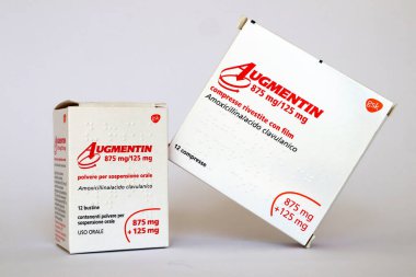 Roma, İtalya 16 Ağustos 2022: AUGMENTIN tıbbı amoksisilin ve clavulanik asit ile. Bakterilerin sebep olduğu enfeksiyonları tedavi etmek için kullanılan ilaç. Augmentin, GSK GlaxoSmithKline markasıdır.