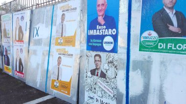 Pescara, İtalya - 26 Ocak 2019: ABRUZZZO Bölgesel ELEKsiyonları için Seçim Duvarı Posterleri 10 Şubat 2019