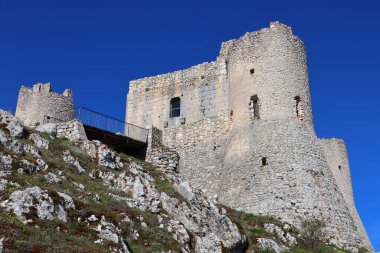 Rocca Calascio Kalesi dağın tepesindeki bir kaledir.