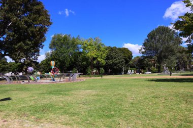 Beverly Hills, California - 20 Mayıs 2019: Yayoi Kusama 'dan laleler Santa Monica Bulvarı' ndaki Beverly Gardens Parkı 'nda