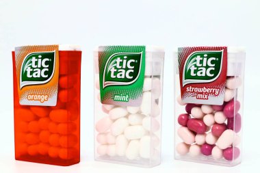 Pescara, İtalya 26 Aralık 2019: TIC TAC Mint, Orange ve Strawberry karışımı şekerler. Tic Tac, Ferrero 'nun bir markası.